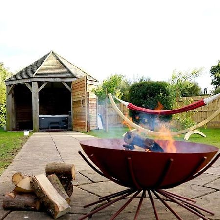 Romantic Retreat - Luxury Shepherds Hut + Hot Tub! Camborne Exterior foto