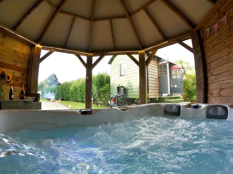 Romantic Retreat - Luxury Shepherds Hut + Hot Tub! Camborne Exterior foto