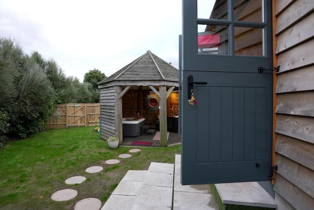Romantic Retreat - Luxury Shepherds Hut + Hot Tub! Camborne Exterior foto