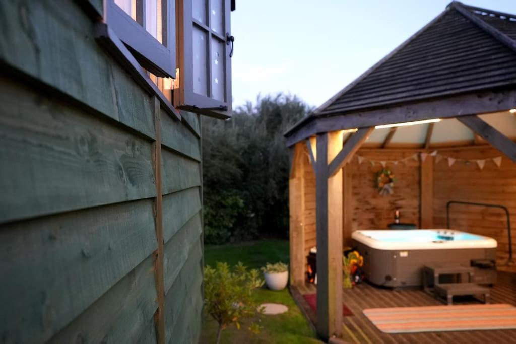 Romantic Retreat - Luxury Shepherds Hut + Hot Tub! Camborne Exterior foto