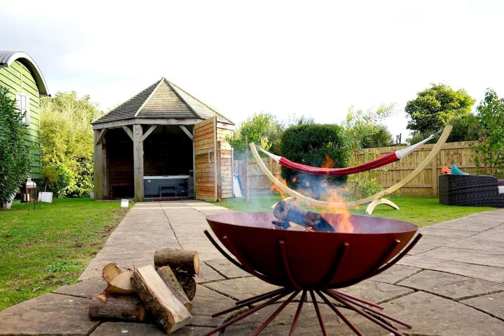 Romantic Retreat - Luxury Shepherds Hut + Hot Tub! Camborne Exterior foto