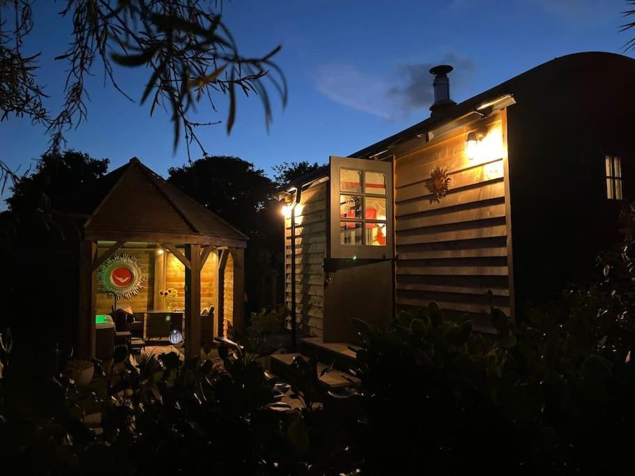 Romantic Retreat - Luxury Shepherds Hut + Hot Tub! Camborne Exterior foto