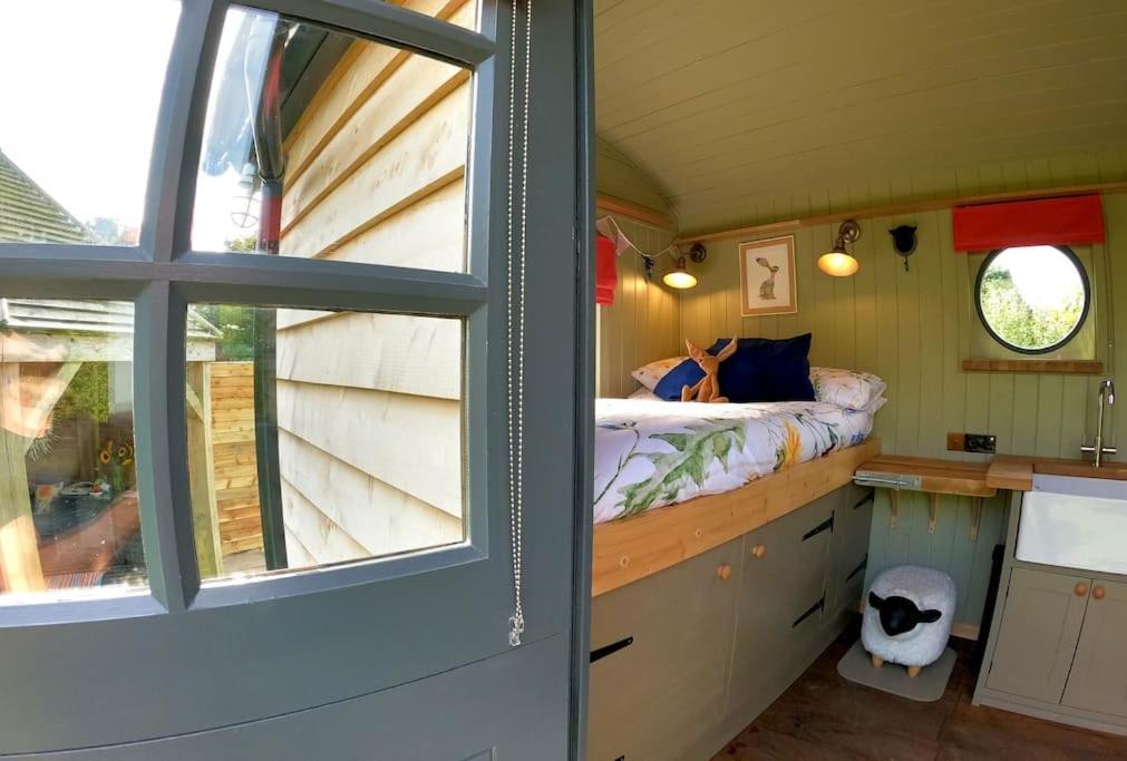 Romantic Retreat - Luxury Shepherds Hut + Hot Tub! Camborne Exterior foto